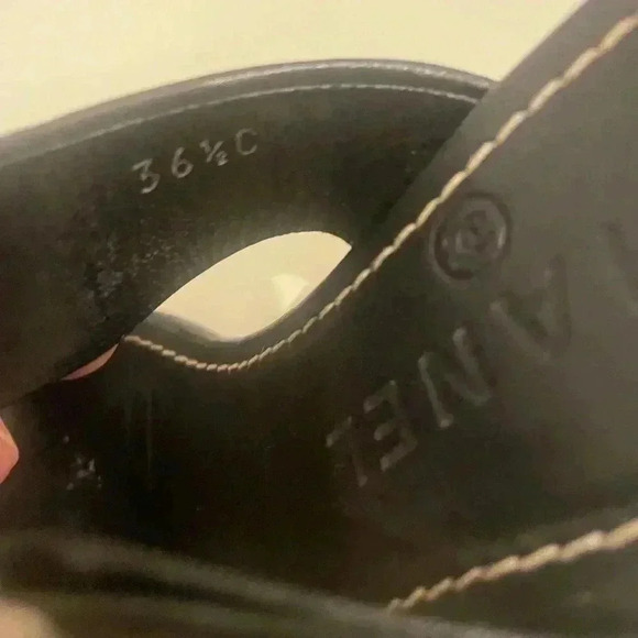 Vintage Chanel Kitten Heel Sandals with Interlocking CC logo - Picture 4 of 7